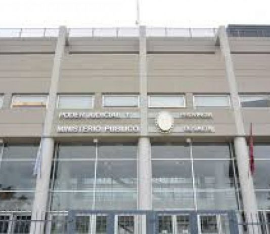 En tiempo récord logró suprimir su apellido paterno, luego de que su padre lo reconociera e inmediatamente lo abandonara