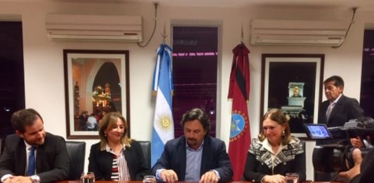 Lapad firmó convenio con Sáenz para formar en el correcto trato a personas con discapacidad