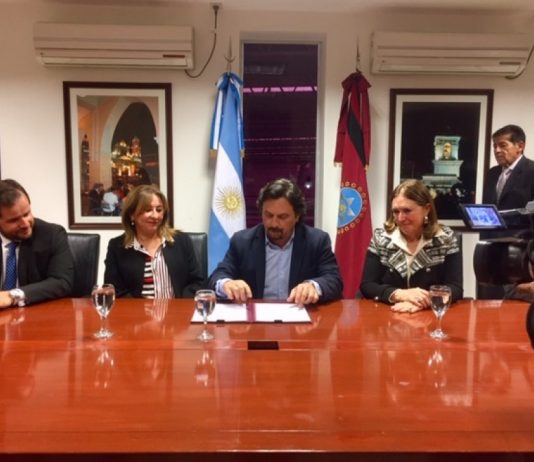 Lapad firmó convenio con Sáenz para formar en el correcto trato a personas con discapacidad